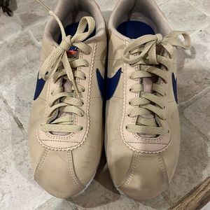 Ladies Nike sneakers